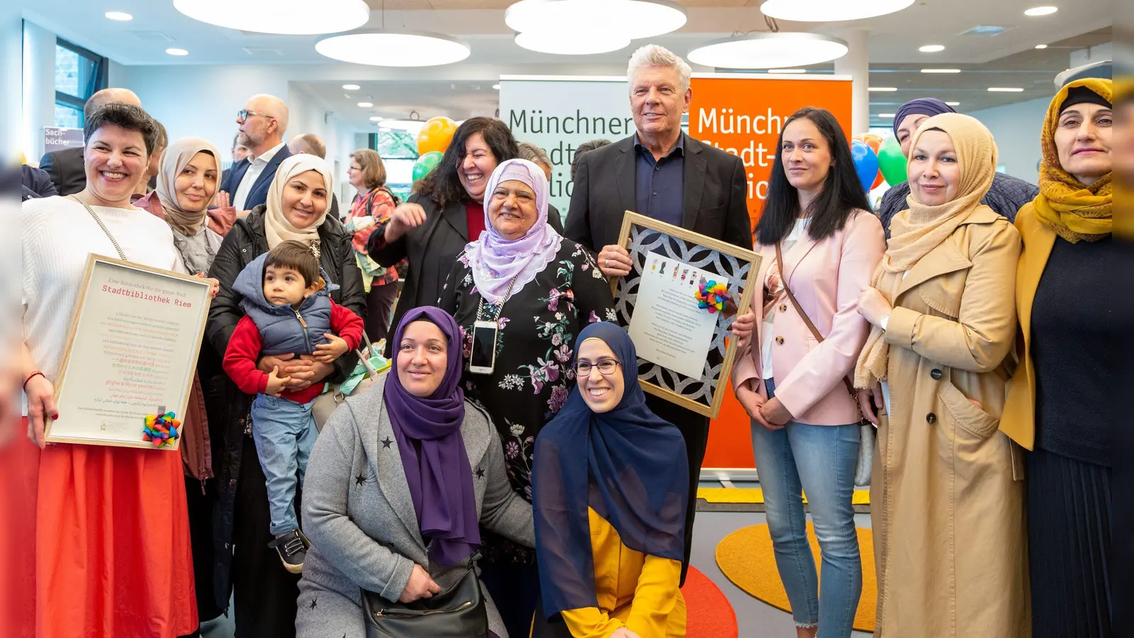 Oberbürgermeister Dieter Reiter mit der Leiterin der Stadtbibliothek Riem, Brigitte Bielinski (links), und Vertreterinnen des interkulturellen muslimischen Forums für Frauen und Familien. (Foto: Münchner Stadtbibliothek/Eva Jünger)
