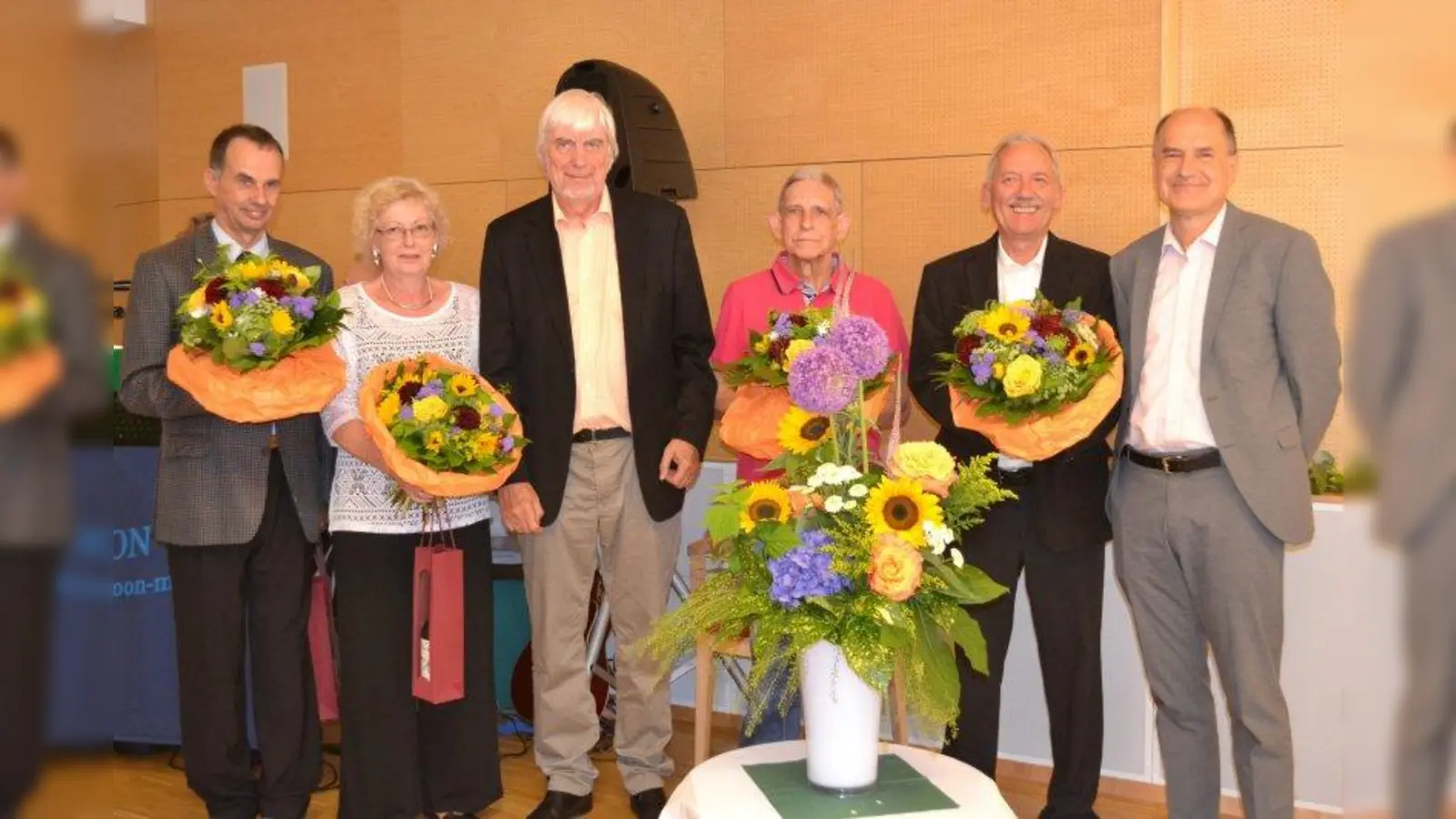 Ehrung der langjährigen Mitarbeiter während des Festaktes: Andreas Forler vom Hausmeisterdienst, Stationsleiterin Angelika Anzinger, Vorstand Jürgen Salzhuber, Stationsleiter Manfred Hödl, Einrichtungsleiter Frank Rasenat  und AWO-Geschäftsführer Hans Kopp (v.l.). (Foto: Karin Sporrer)