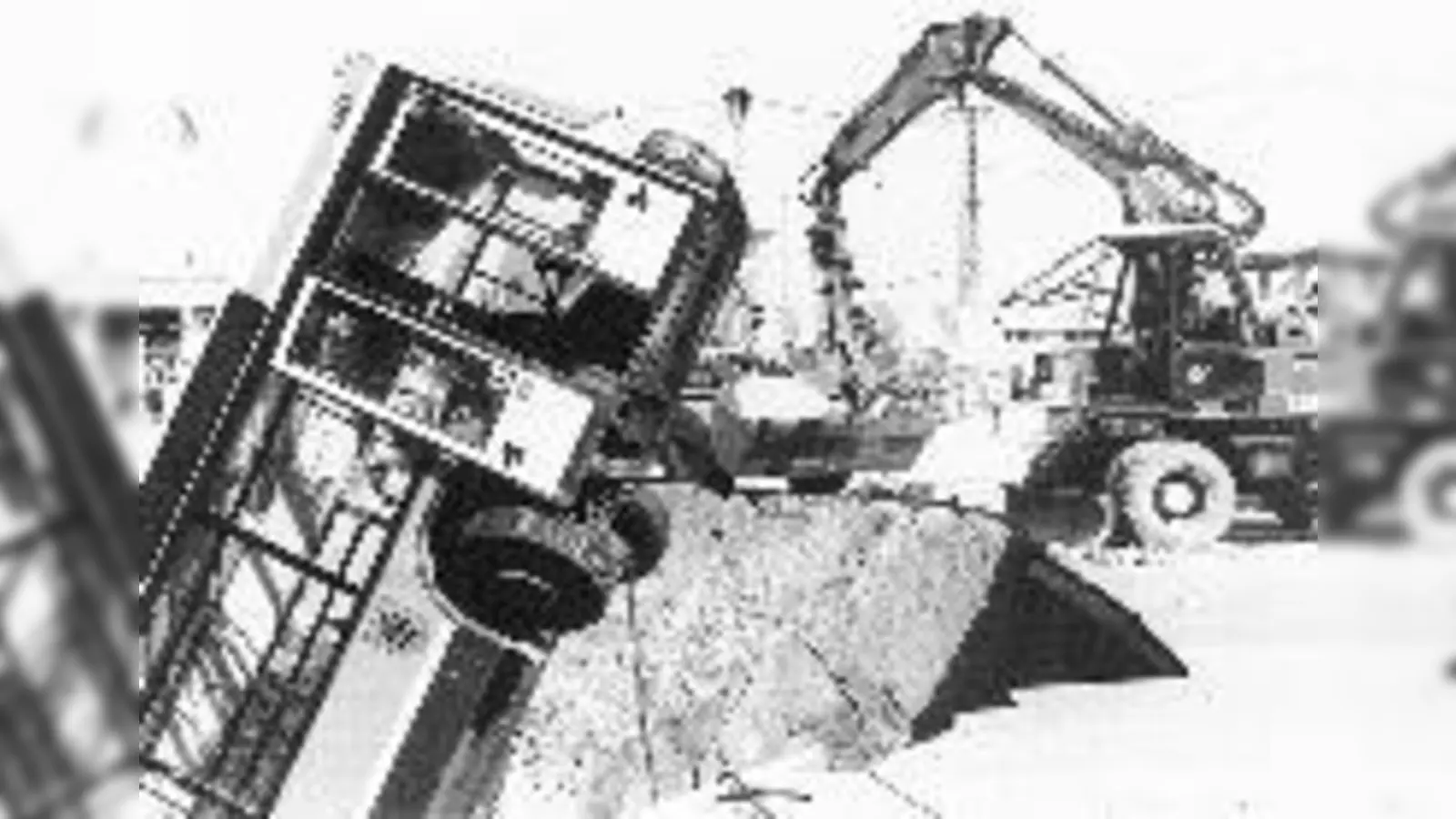 Ein Drama, das niemand vergessen hat und ein Bild, das um die Welt  (Foto: das Busunglück am Truderinger Bahnhof.)