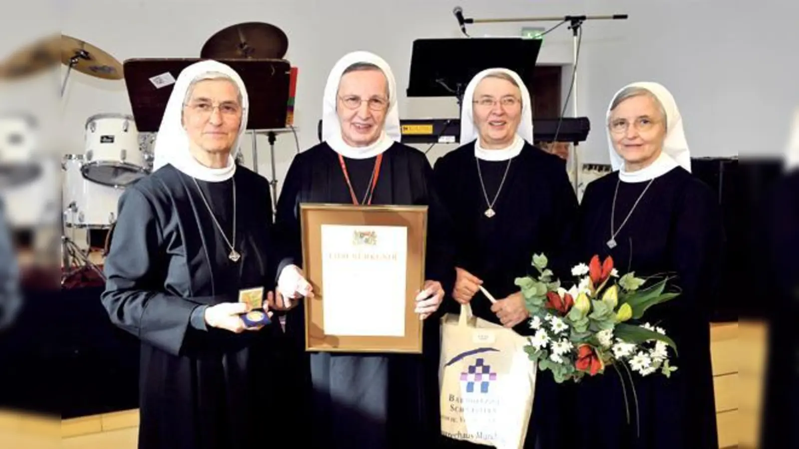Schwester M. Lioba Füssinger (2.v.l.) wurde ausgezeichnet: Ihr gratulierten (v.l.) Generaloberin Schwester M. Theodolinde Mehltretter, Generalökonomin Schwester M. Theodora Werner u. Generalvikarin Schwester M. Veneranda Sachsenhauser.  (F: priv)