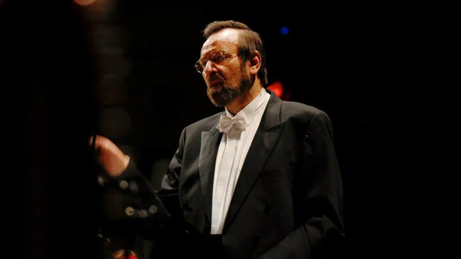 Der Dirigent Bernhard Koch leitet seit 20 Jahren das Studentenorchester Junge Münchner Symphoniker das professionelle Münchner Kammerorchesters Camerata. (Foto: Camerata)