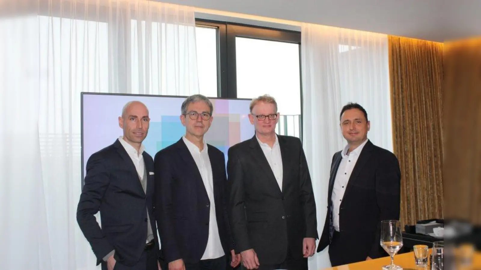 Bauwerk Projektleiter Christian Schulz Mrics, Prof. Ludwig Wappner (Architektenbüro Allmann Sattler Wappner), Roderick Rauert (Bauwerk Developement) sowie Jürgen Schorn (Bauwerk Capital) - von links - freuen sich auf dem Gelände der Kuvertfabrik in Pasing ein modernes Wohn- und Büroprojekt verwirklichen zu können. (Foto: fla)