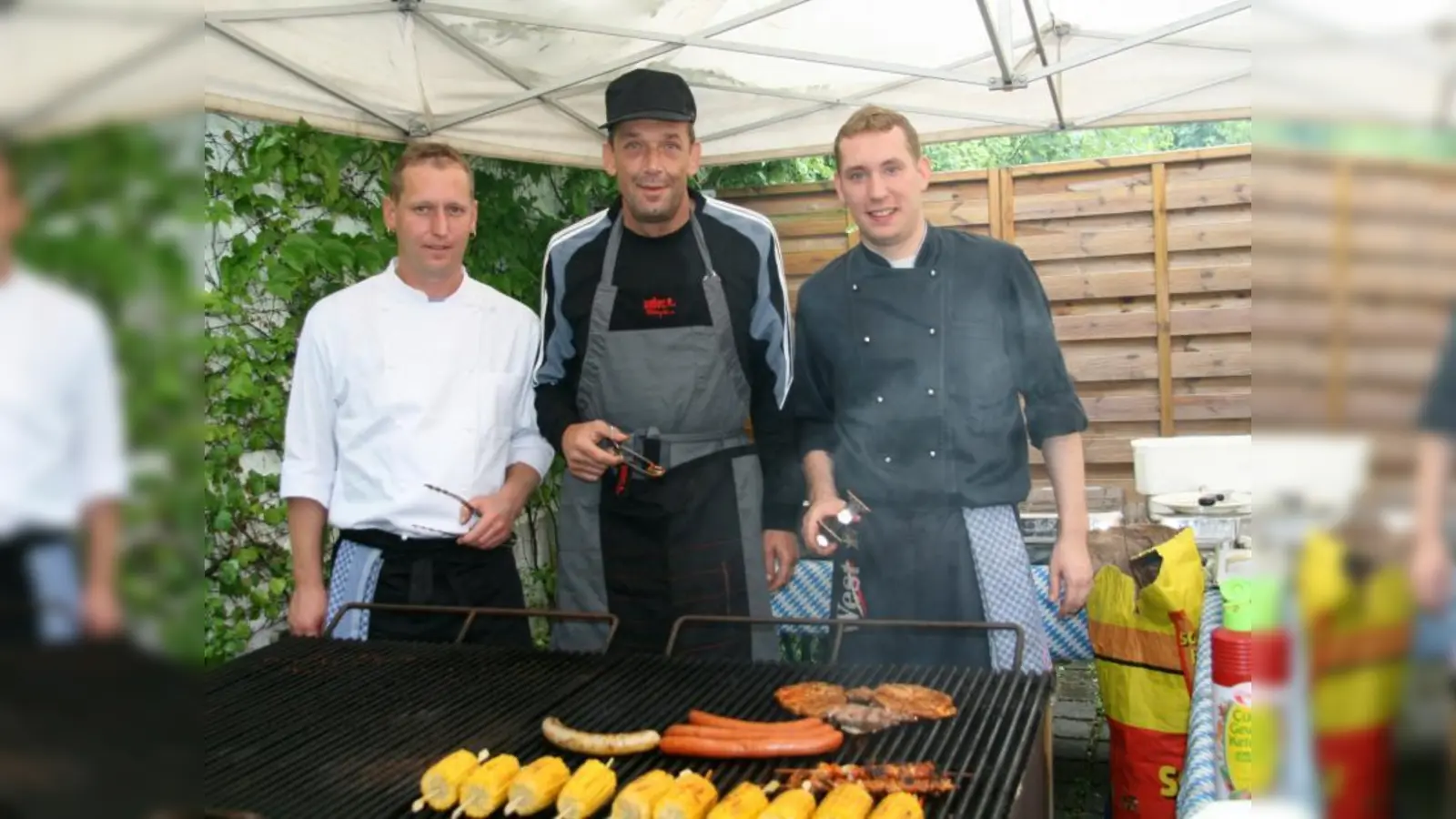 Die umlagerten Grillmeister beim Sedlmeier-Familienfest: Markus Westenhuber, Toni Hinkofer und Björn Heck vom Franzz. (Foto: US)