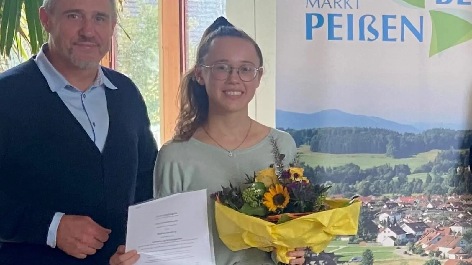 Celina Schneider hat ihre Ausbildung erfolgreich abgeschlossen. Dazu gratulierten (von links): Peißenbergs 1. Bürgermeister Frank Zellner, Michael Liedl (Kämmerer), Erich Gehrmann (stv. Kämmerer) sowie Ludwig Hanakam (Geschäfts- und Ausbildungsleiter) .  (Foto: Markt Peißenberg)