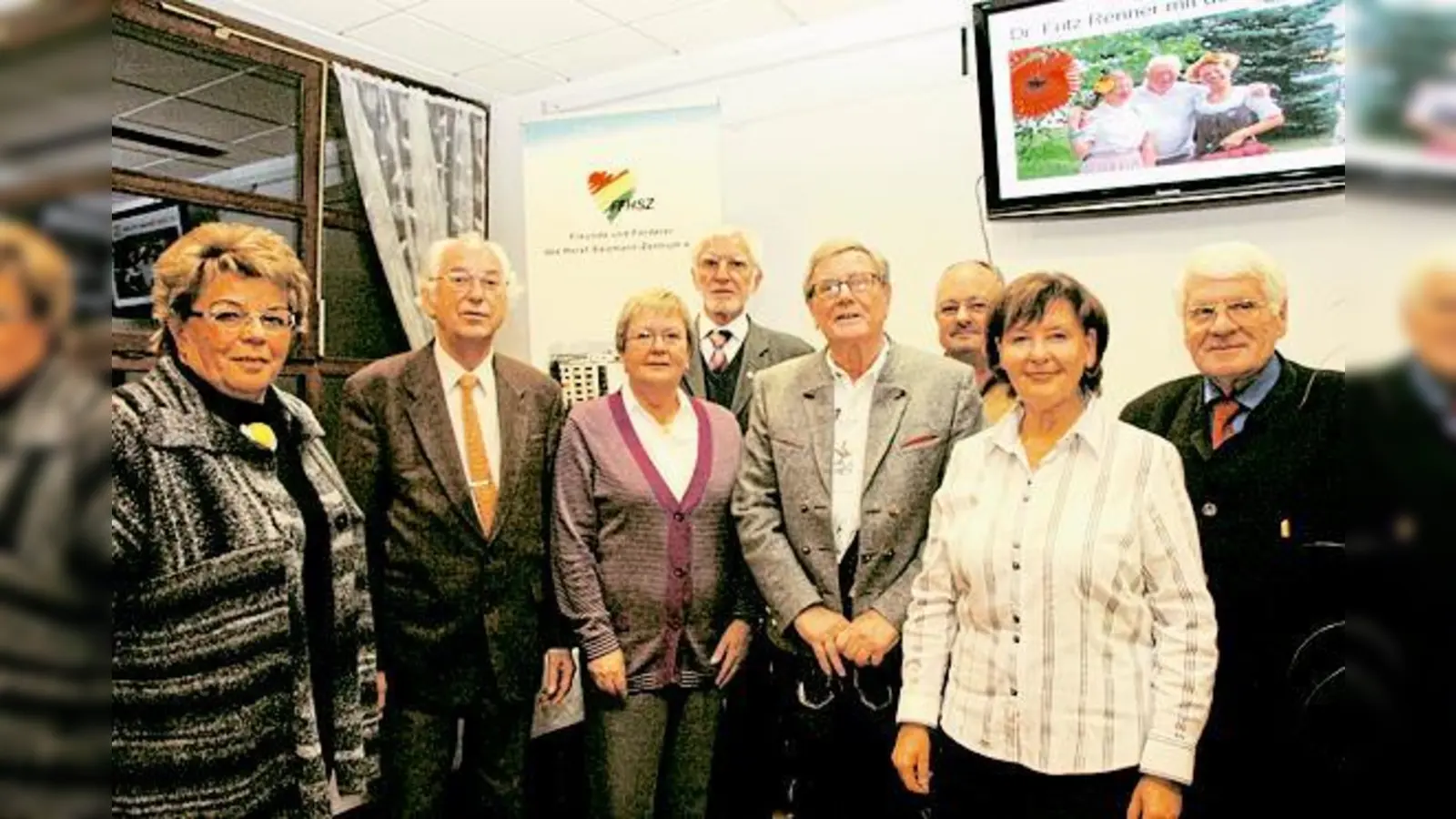 Die Vorstandsmitglieder (v. li.): Karin Jung, Albert Kammerer, Brigitte Vogl-Lindner, Dieter Jurksch, Georg Prinz, Reinhold Brenner, Hiltrud Broschei und Klaus Bode feierten das Jubiläum.  (Foto: Norbert Steidl, Fotoclub Neuperlach)