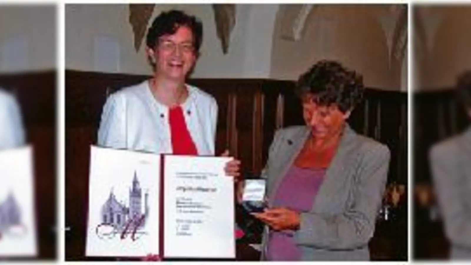 Bürgermeisterin Christine Strobl und Angelika Westrich (re.) hatten sichtlich  (Spaß.Foto: VA)