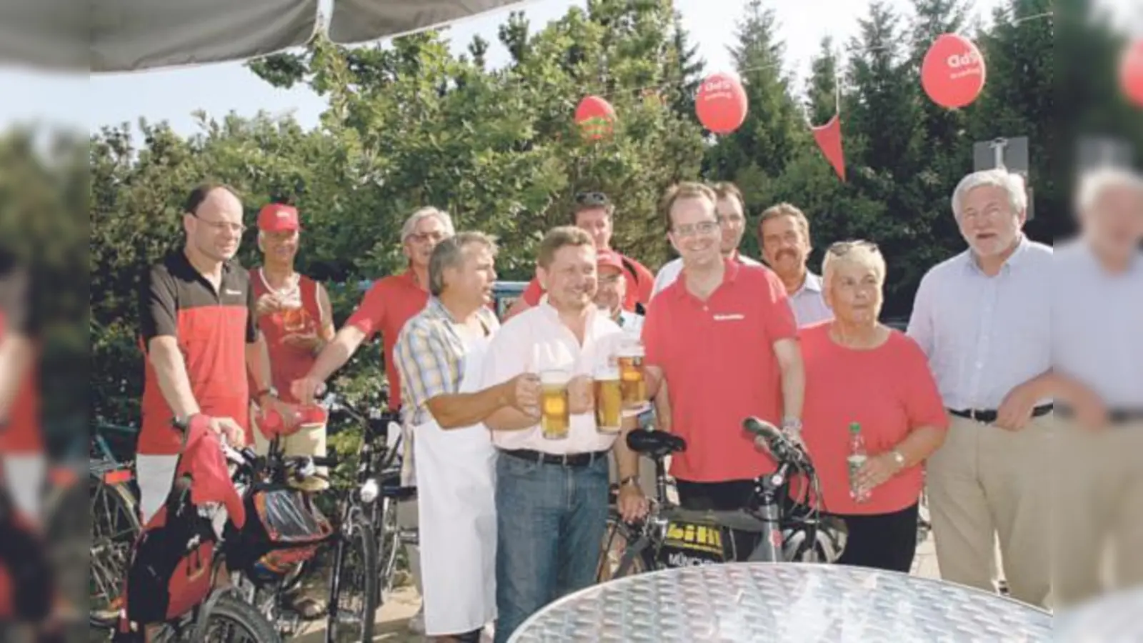 Prominente SPD-Mitglieder machten bei ihrer »Roten Radltour« Rast in Grasbrunn.  (Foto: Privat)
