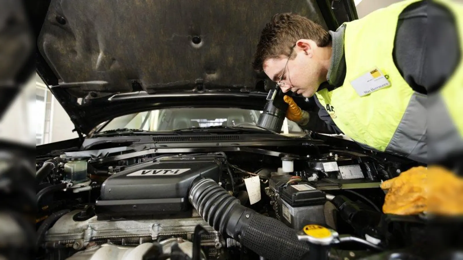 Schützt vor bösen Überraschungen: Vor dem Fahrzeugkauf sollte man einen Termin für eine Gebrauchtwagenuntersuchung beim ADAC vereinbaren. (Foto: ADAC)