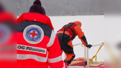 Kürzlich hat die Wasserwacht Pilsensee zusammen mit der Schnelleinsatzgruppe Seefeld und der Freiwilligen Feuerwehr Hechendorf am Pilsensee eine Eisrettungsübung durchgeführt, um auf mögliche Eiseinbrüche vorbereitet zu sein. (Foto: Wasserwacht Pilsensee)