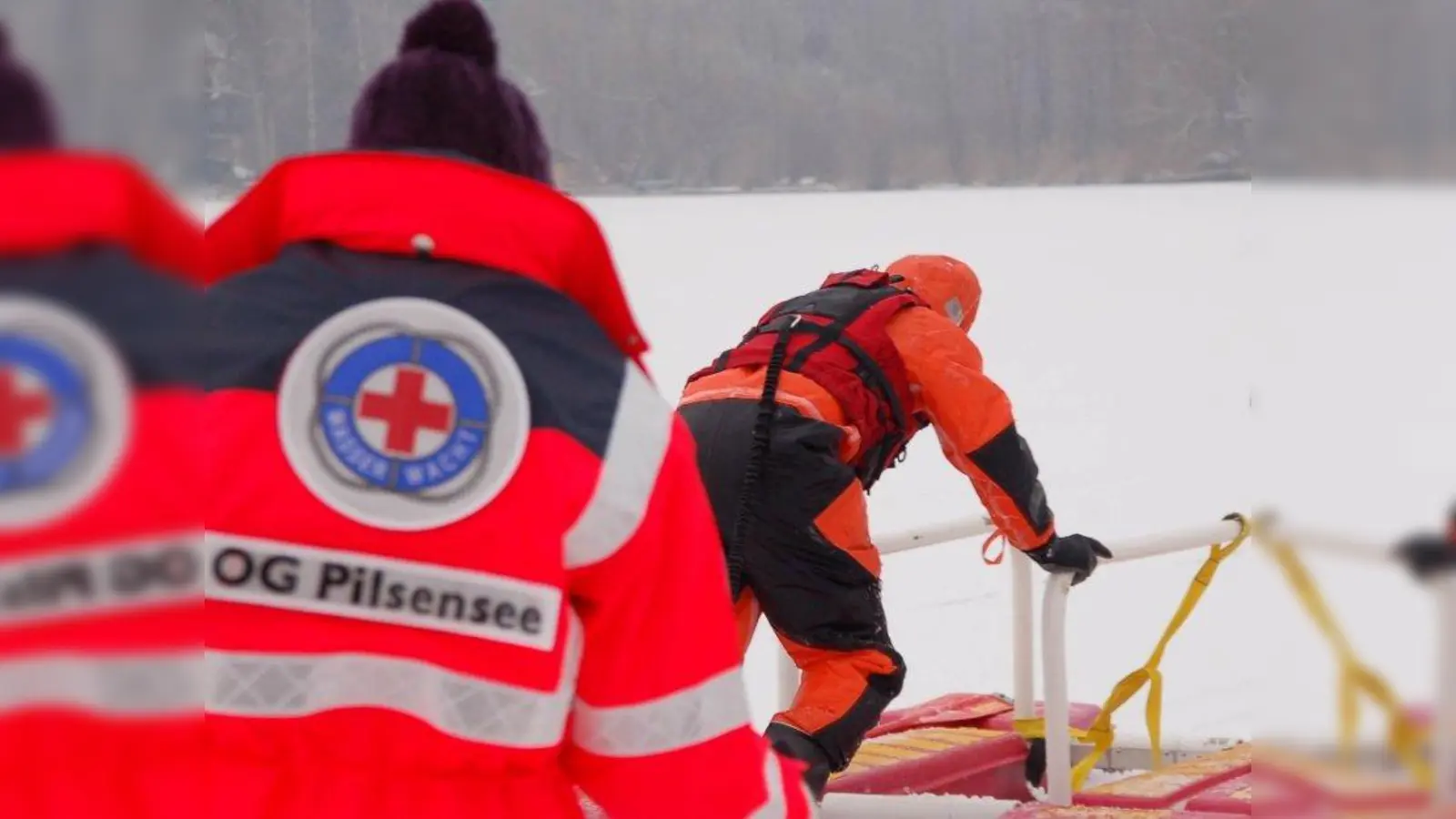 Kürzlich hat die Wasserwacht Pilsensee zusammen mit der Schnelleinsatzgruppe Seefeld und der Freiwilligen Feuerwehr Hechendorf am Pilsensee eine Eisrettungsübung durchgeführt, um auf mögliche Eiseinbrüche vorbereitet zu sein. (Foto: Wasserwacht Pilsensee)