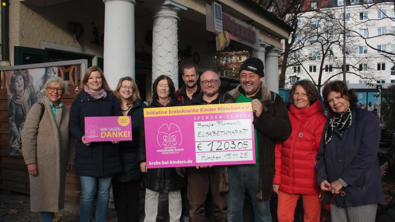 Freude bei der Übergabe der Spende u.a. mit Kerstin Brunn und Susann Elsner (Zweite und Dritte von links) von der Initiative, Wintergarten-Wirt Iganz Schmid (Mitte) und Organisator Jörg Pohl (Dritter von rechts). (Foto: job)