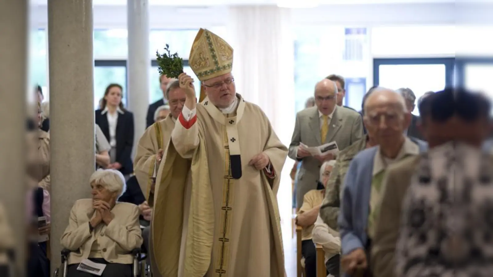 Feierliche Einweihung des Caritas-Hauses St. Gisela und der Kapelle: Kardinal Marx weiht  und segnet die Einrichtung. (Foto: pi)