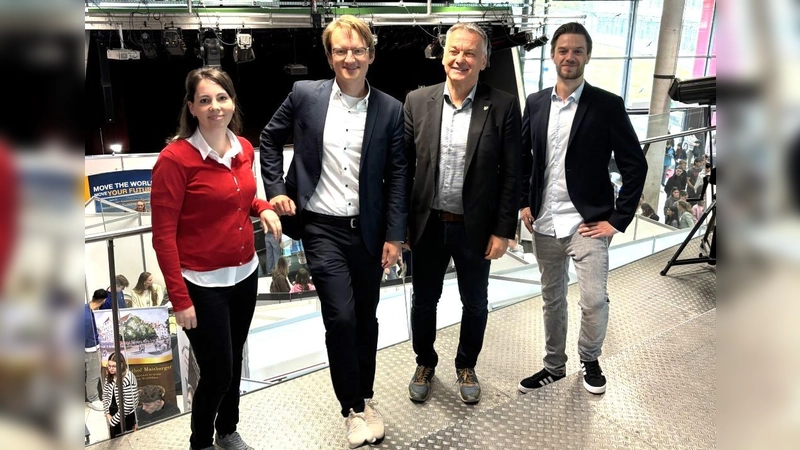 (V.l.:) Ines Mannseicher, Wirtschaftsförderung Gemeinde Eching, Bürgermeister Sebastian Thaler, Bürgermeister Franz Heilmeier (Neufahrn) und Thomas Hoffleisch, Standortförderung Gemeinde Neufahrn, freuen sich über den großen Erfolg der Berufsmesse. (Foto: Gemeinde Eching)