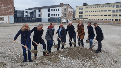 Tatkräftiger Spatenstich für die neue Schule (von links): Rektorin Andrea Noha, Architekt Simon Fiedler, Bauamtsleiter Moritz Reinhold, Markus Haberl (Amtsleiter Schule und Sport bei der Stadt Dachau), Architekt Ferdinand Krissmayr, Carola Böser (Abteilungsleiterin Hochbau), Tragwerksplaner David Franke und Oberbürgermeister Florian Hartmann. (Foto: jj)
