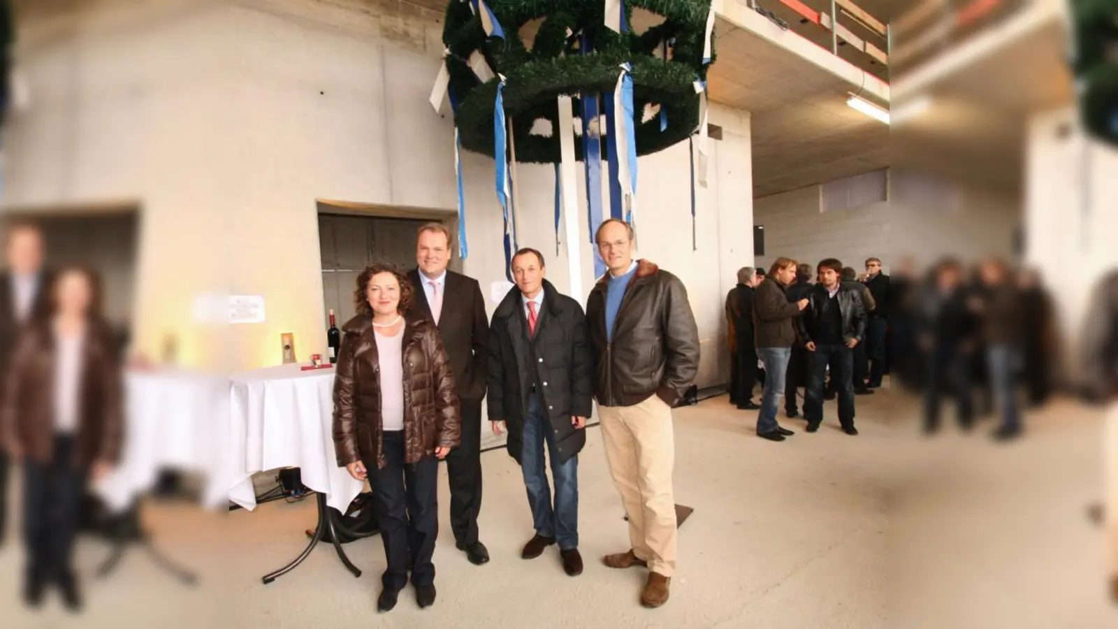 Chromsystems startet in die nächste Bauphase. Beim Richtfest bekräftigten Vertriebsleiterin Inge Kappler, Bürgermeister Christoph Göbel, Geschäftsführer Michael Meier und Architekt Achim Hoffmann (v.l.) ihre enge Zusammenarbeit. (Foto: US)