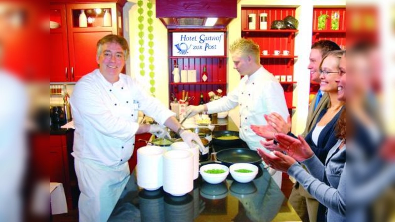 Der Küchenchef des Hotel Gasthof Zur Post, Harry Waidmann, in der Showküche von Möbel Höffner. (Foto: pi)