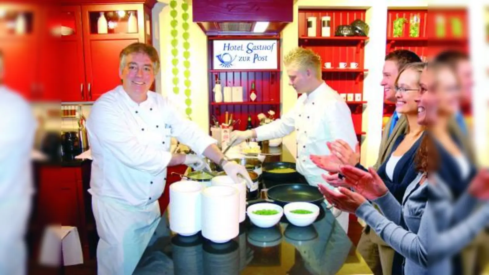 Der Küchenchef des Hotel Gasthof Zur Post, Harry Waidmann, in der Showküche von Möbel Höffner. (Foto: pi)