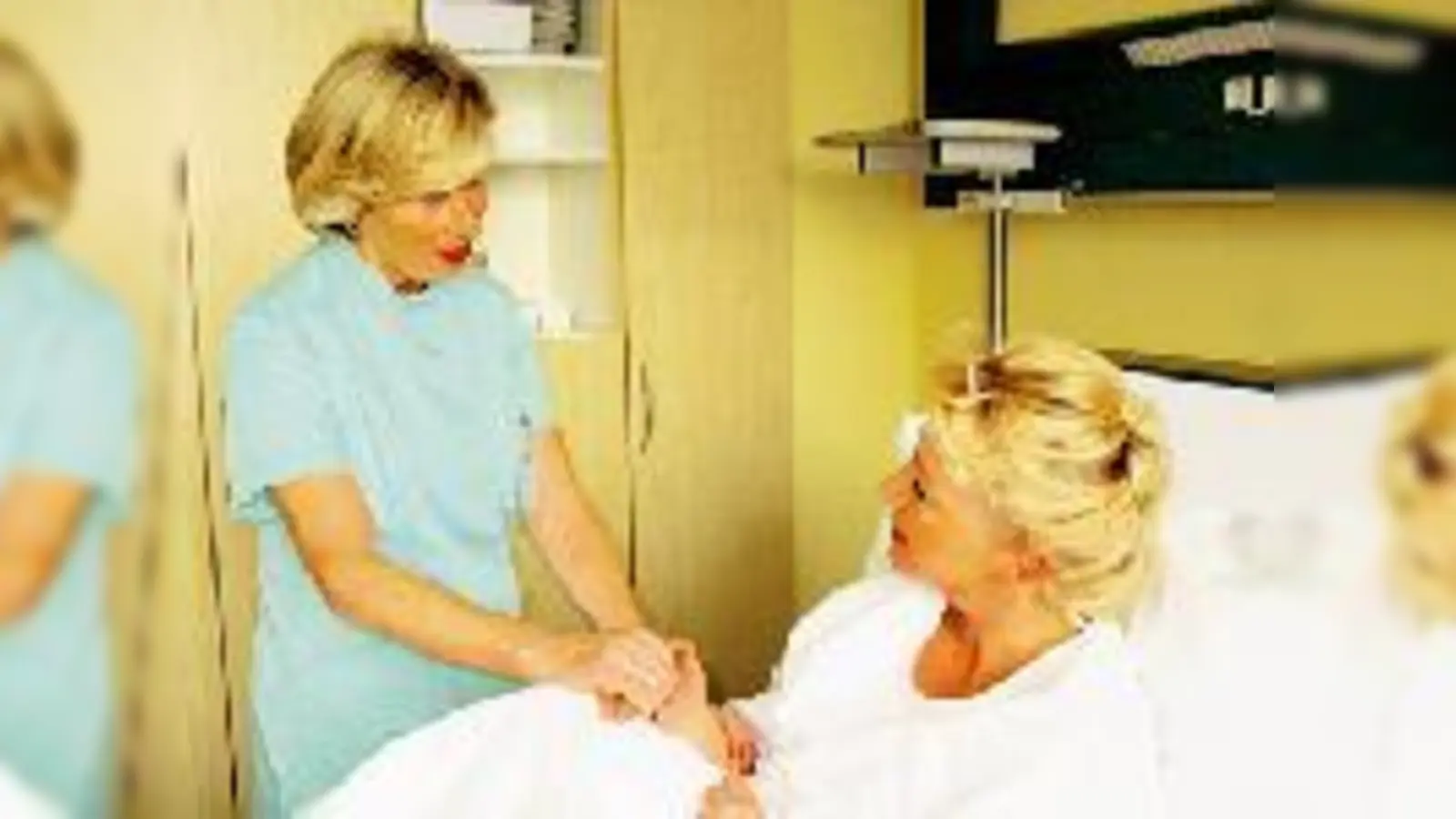 Eine »Grüne Dame« der Johanniter Hilfsgemeinschaft beim Einsatz am Patientenbett.  (Foto: Privat)