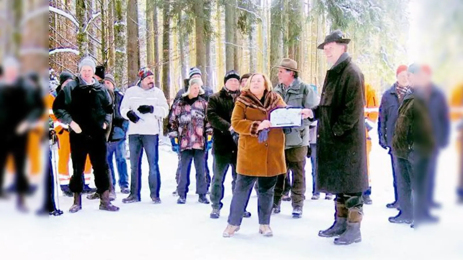 Besichtigten gemeinsam die neue Grenze im Deisenhofener Forst: Die Sauerlacher Bürgermeisterin Barbara Bogner und der Oberhachinger Bürgermeister Stefan Schelle (Bildmitte).	 (Foto: Andrea Pietsch)