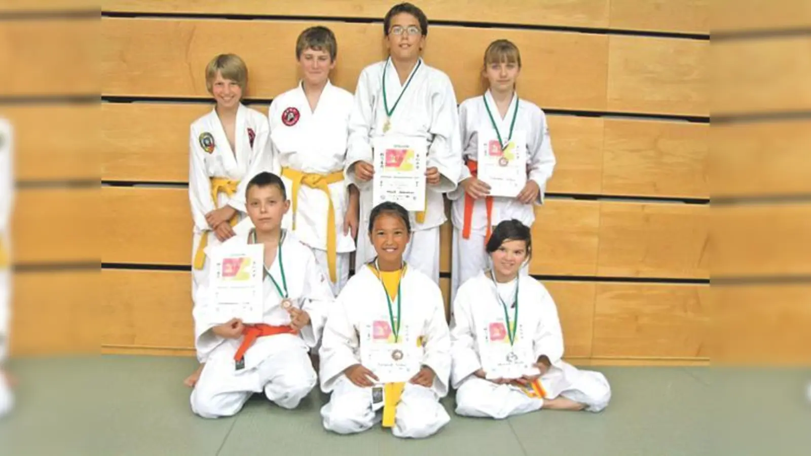 Zufrieden sind Lohhofs U14-Judoka nach dem Turnier (hinten v.l.): Patrick Bindel, Jens Stöver, Sebastian Hörl, Kathrin Fleischer, (vorne v.l.) Maxim Schapowalow, Nadya Erlebach und Sarah Bräuer.  (Foto: VA)