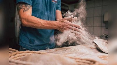 Immer häufiger entscheiden sich junge Menschen, die als Flüchtlinge oder Zuwanderer kommen, für<br>einen Job-Start im Backgewerbe. (Foto: NGG | Tobias Seifert)