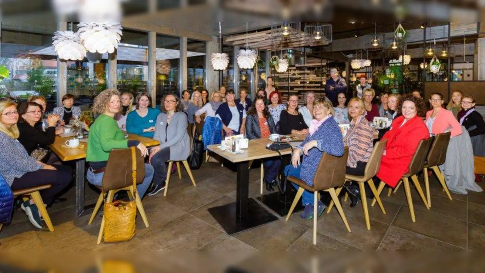 Über 40 Unternehmerinnen und Selbstständige aus dem Würmtal kamen zum Netzwerken in das Gartencenter Kiefl. (Foto: Rainer Munzert)
