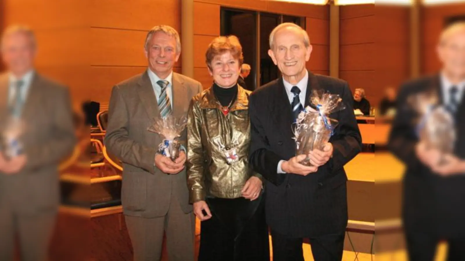 Blumen und Planegger Eulen gab es für die langjährigen Gemeinderäte Peter Heizer (l.) und  Dr. Günther Schuppler. Bürgermeisterin Annemarie Detsch überreichte die Ehrungen. (Foto: US)