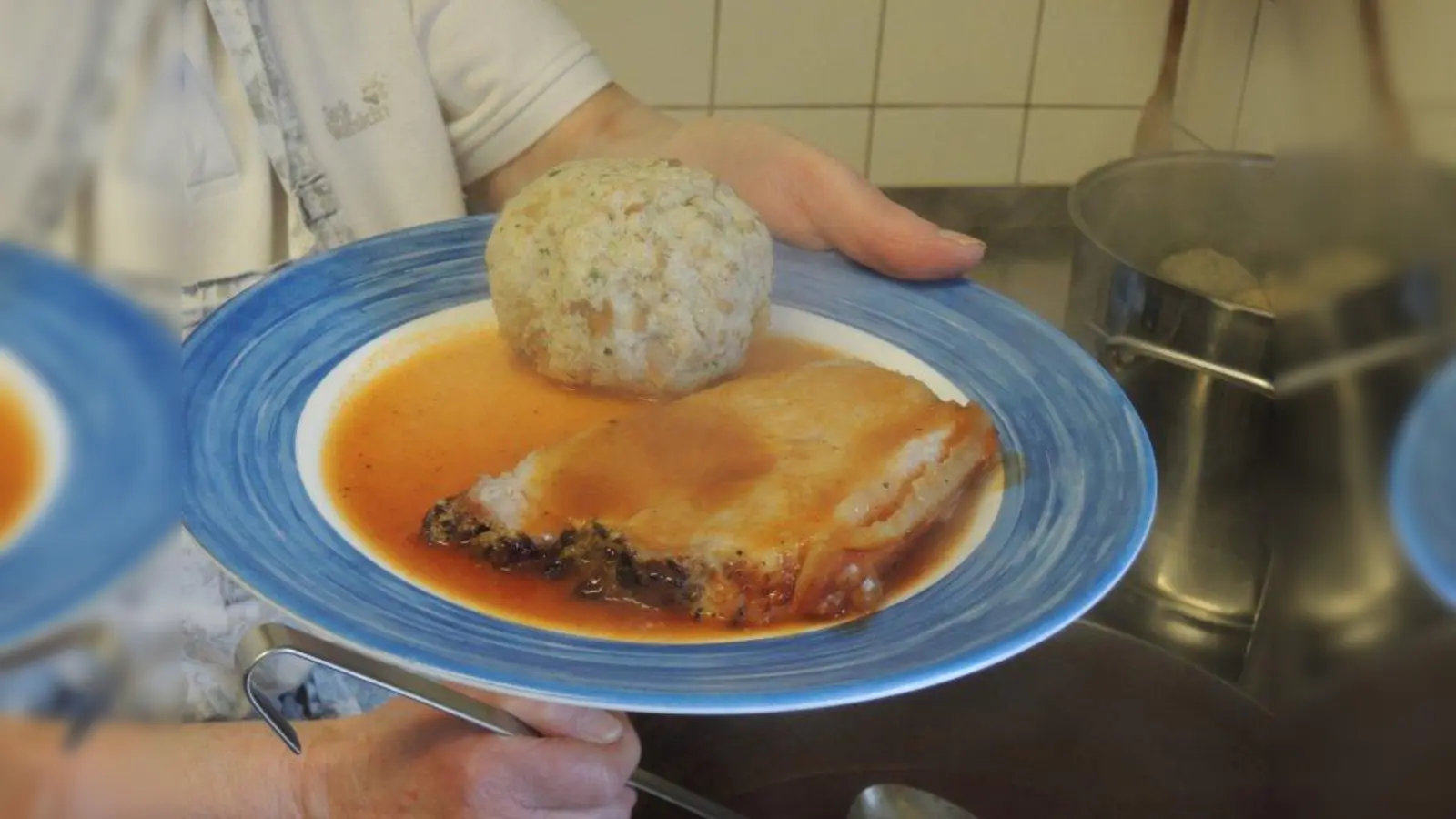 „Alles Handarbeit!” Die ehrenamtlichen Köche stimmen sich im Kochplan ab, damit die Mahlzeiten schön abwechslungsreich bleiben. (Foto: ASZ Pasing)