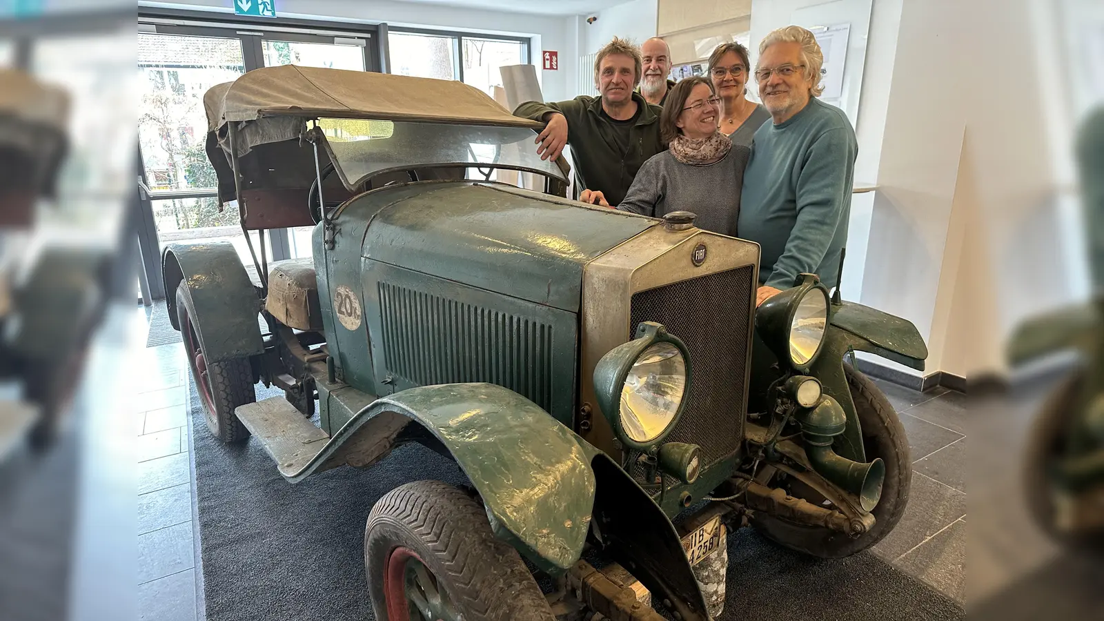 Die Ausstellungsmacher: Hermann Geiger, Werner Gruban, Sybille Sommer, Rosemarie Zacher und Hans-Georg Krause (v.l.) hinter einem historischen Gefährt mit landwirtschaftlicher Ausstattung.  (Foto: Zacher)