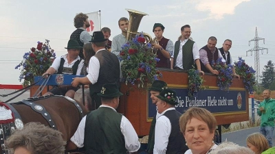 Mit einem feierlichen Festzug wurde die Hefe nach Langwied transportiert. (Foto: Kriesel)