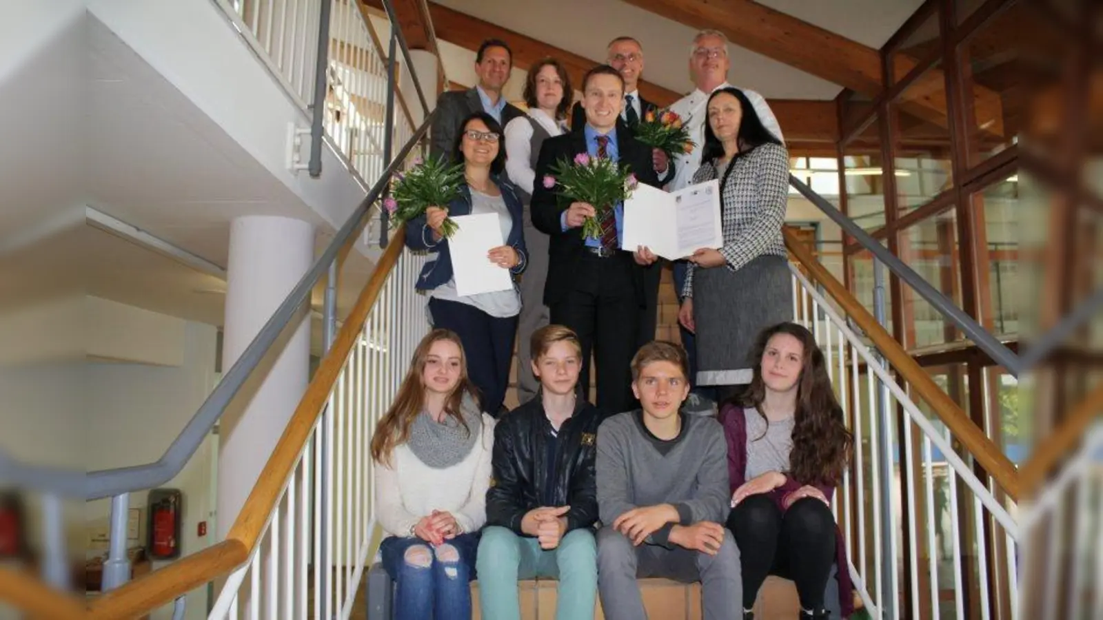 Bildungspatenschaft beschlossen: Kathrin Häußler (IHK-Fachreferentin Berufsbildungsprojekte), Thorsten Beier (Leiter Verkauf ALDI SÜD Regionalgesellschaft Eichenau), Karin Müller (Rektorin der städtischen Carl-Spitzweg-Realschule, mittlere Reihe v.l.), Konrektor Christian Lehnert, Lehrerin Nicole Sand, Ralf Keckeis (Regionalverkaufsleiter und Leiter Recruiting der ALDI SÜD Regionalgesellschaft Eichenau) und Jörg Hatscher, Pächter der Schulmensa (hintere Reihe v.l.) zusammen mit Jennifer, Pascal, Jann David und Laura aus der 9G (vordere Reihe v.l.). (Foto: sb)