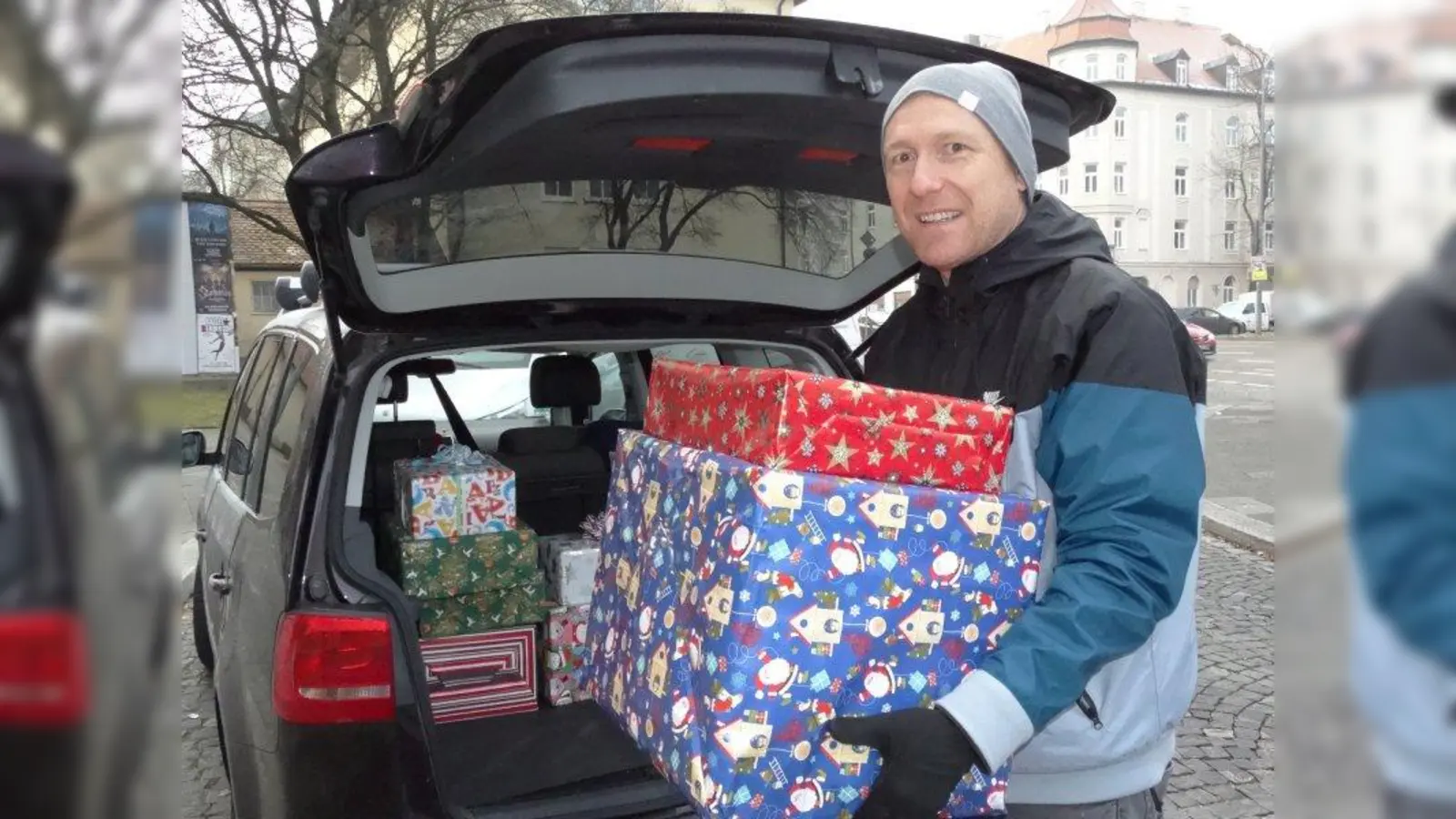 Der Kofferraum war voll: Andreas Karl beim Ausladen der Geschenke. (Foto: tab)