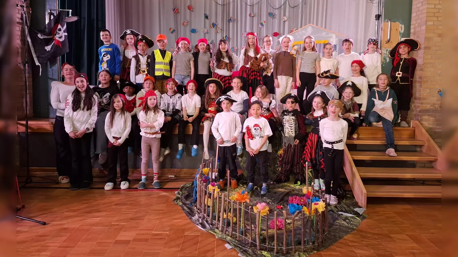 Mit den Piraten wurde gelacht, gestritten, geräubert, geentert und gesungen. (Foto: Schule)