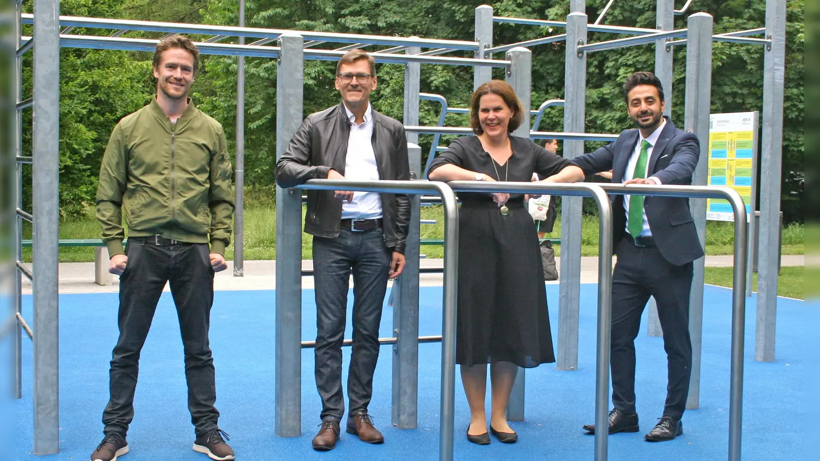 Eröffnung der neuen Calisthenics-Anlage mit (von links): Max Zöller, Andreas Herrmann, Bür- germeisterin Verena Dietl und Mehmet Dogangün. (Foto: AOK)