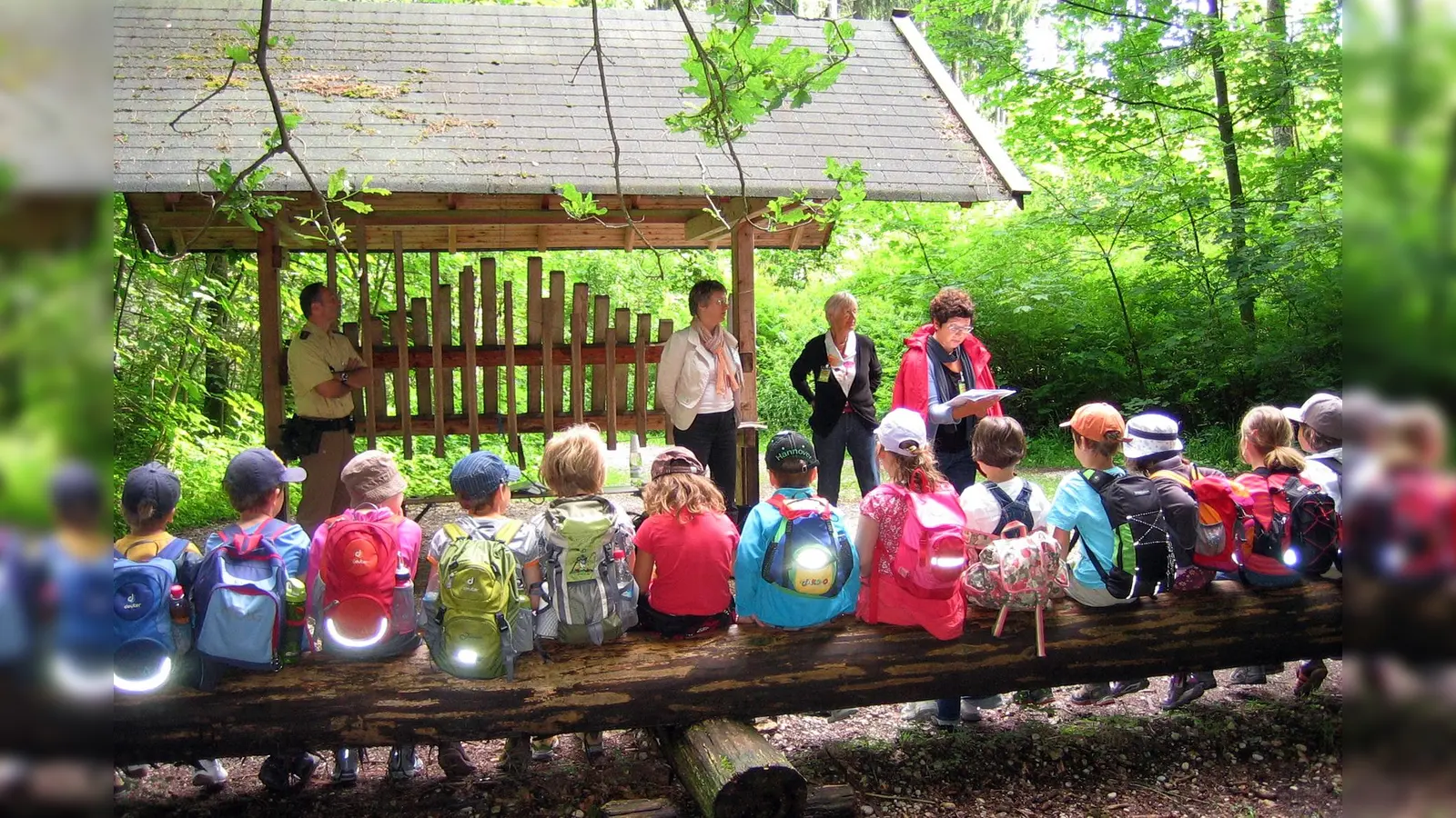 Draußen in schöner Umgebung spannenden Geschichten lauschen – das macht Kindern Spaß! (Foto: Roland Süß)