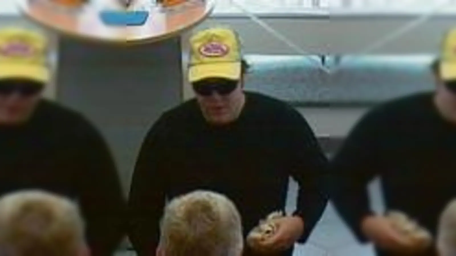 Das ist das Bild des Täters, das die Überwachungskamera der Bank machte.	  (Foto: Polizei)