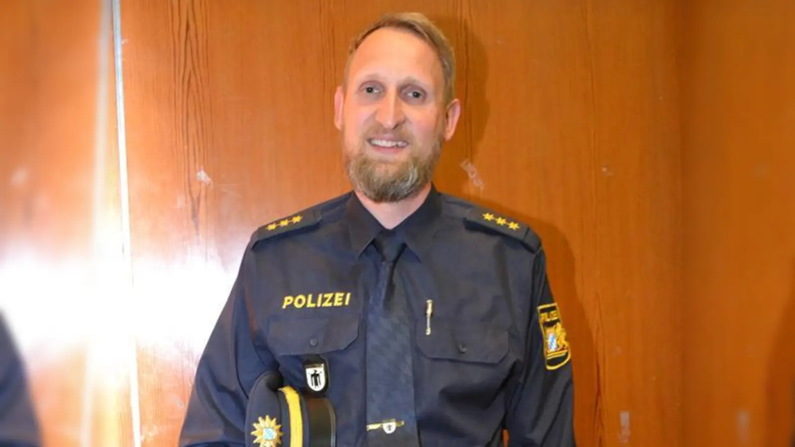 Steffen Küpper, Leiter der Polizeiinspektion 24, präsentierte auch gleich die neue blaue Polizei-Uniform. 	 (Foto: ar)