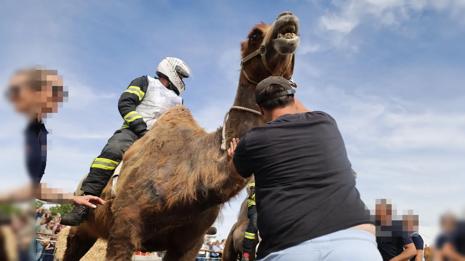  Mit Motorradhelm und in Uniform: Die Feuerwehr veranstaltete das umstrittene Rennen. (Foto: Animal Rebellion)