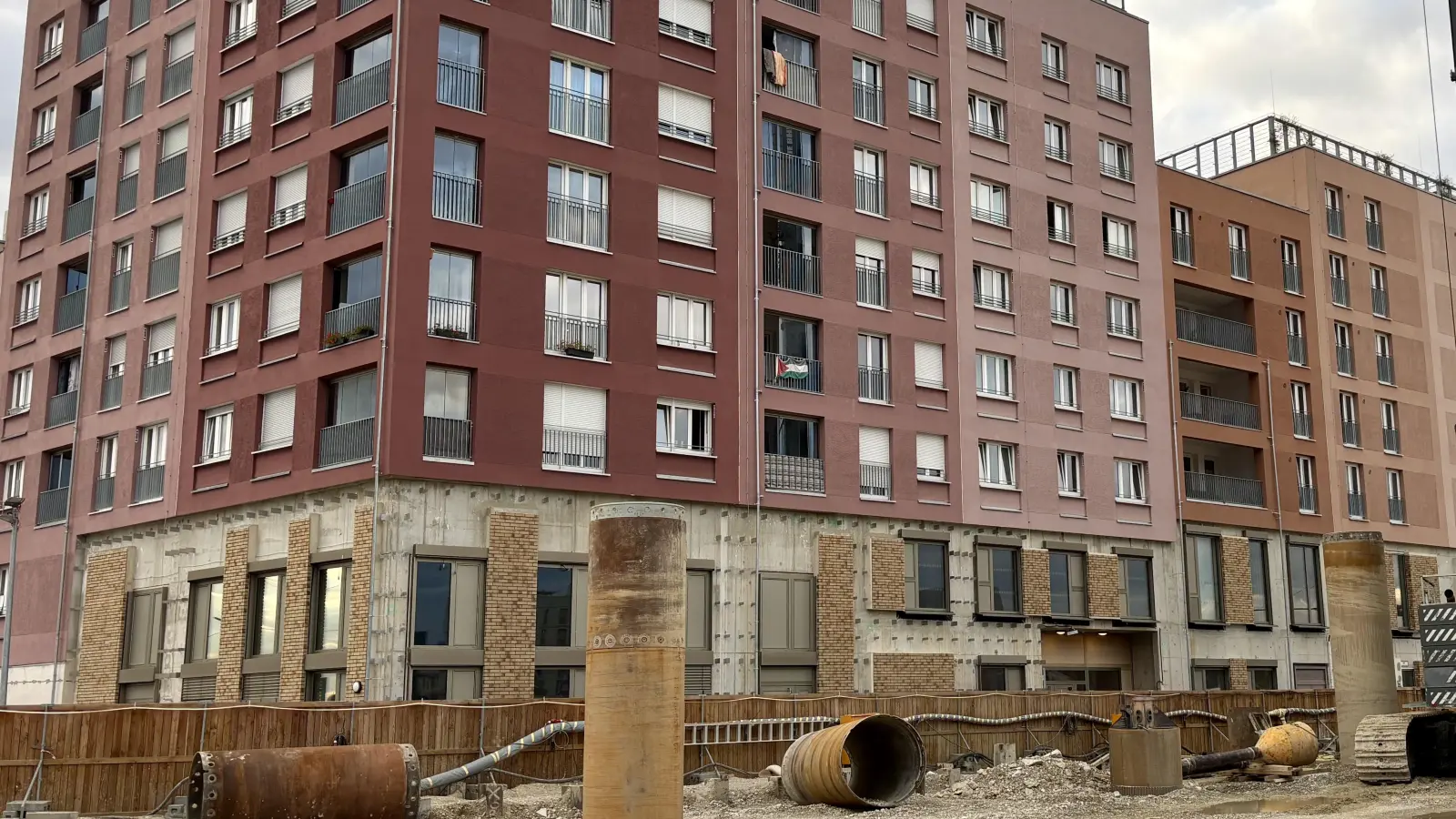 Das Haus, in dem unter anderem das Kulturzentrum Grete unterkommen sollen, sieht noch recht unfertig aus.  (Foto: Ulrike Seiffert)