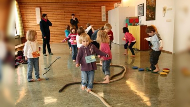 Die Kinder im Kindergarten Maria Schutz konnten einen Tag lang ausprobieren, wie es sich barfuß auf Seilen, auf verschiedenen Materialen oder auf wackeligen Untergründen läuft. Im Hintergrund beobachten Erzieherin Magdalena Mierzwa (l.) und Sportwissenschaftler Mark Nitschky das bunte Treiben. (Foto: US)