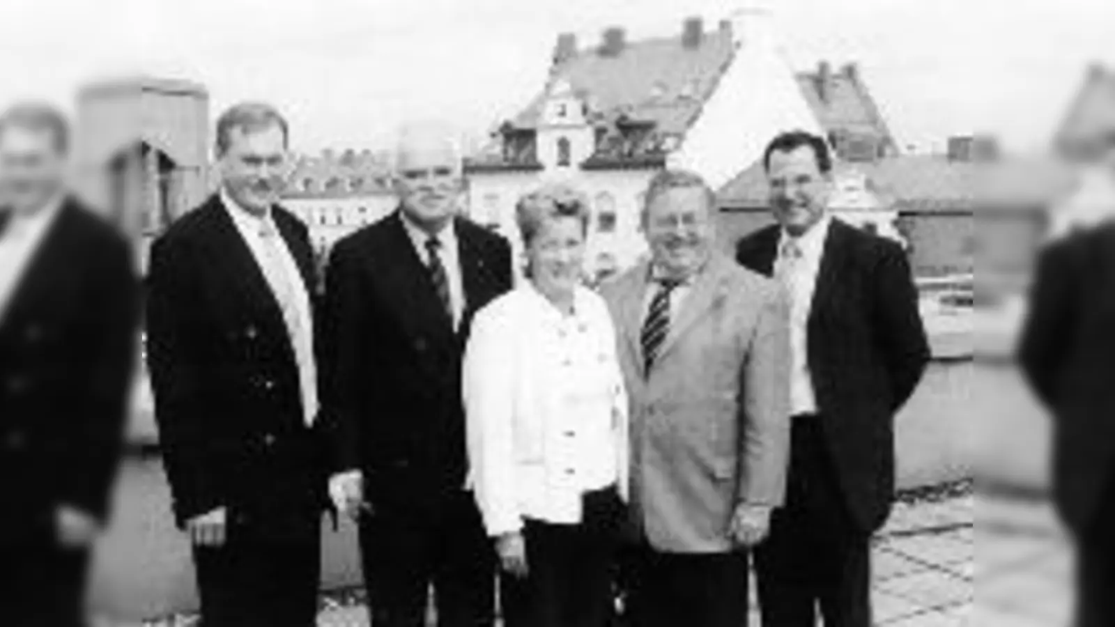 Die vier CSU-Bundestagsabgeordneten (von links nach rechts: Johannes Singhammer, Dr. Peter Gauweiler, Hannelore Roedel und Herbert Frankenhauser) auf der Dachterrasse der Agentur für Arbeit München. Ganz rechts: Stadtrat Josef Schmid.	 (Foto: Privat)