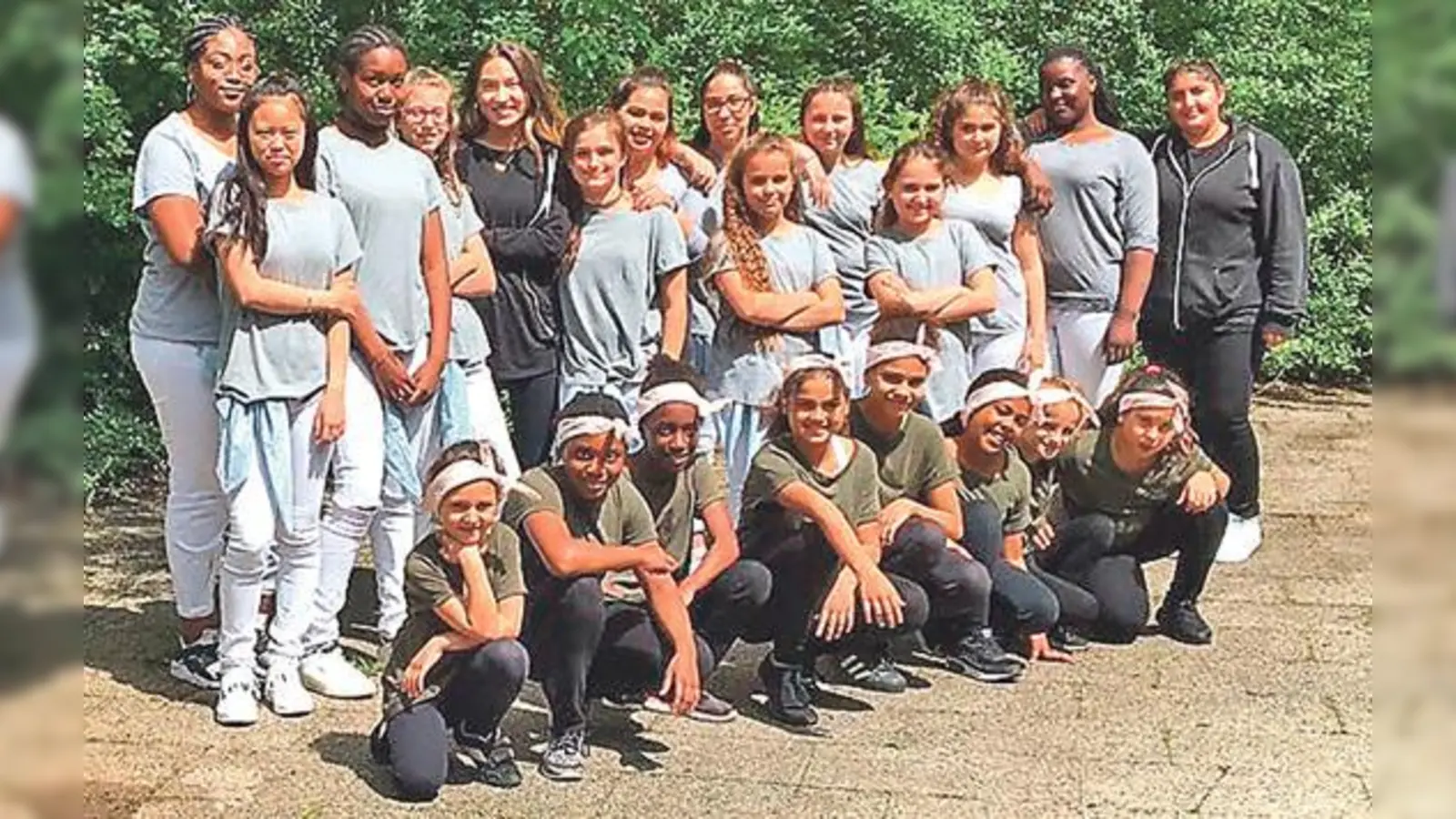 Die Hip-Hop-Gruppe von Aylin und Derya bringt Bewegung in das Herbstfest-Programm des Frauentreffpunkts. 	 (Foto: VA)