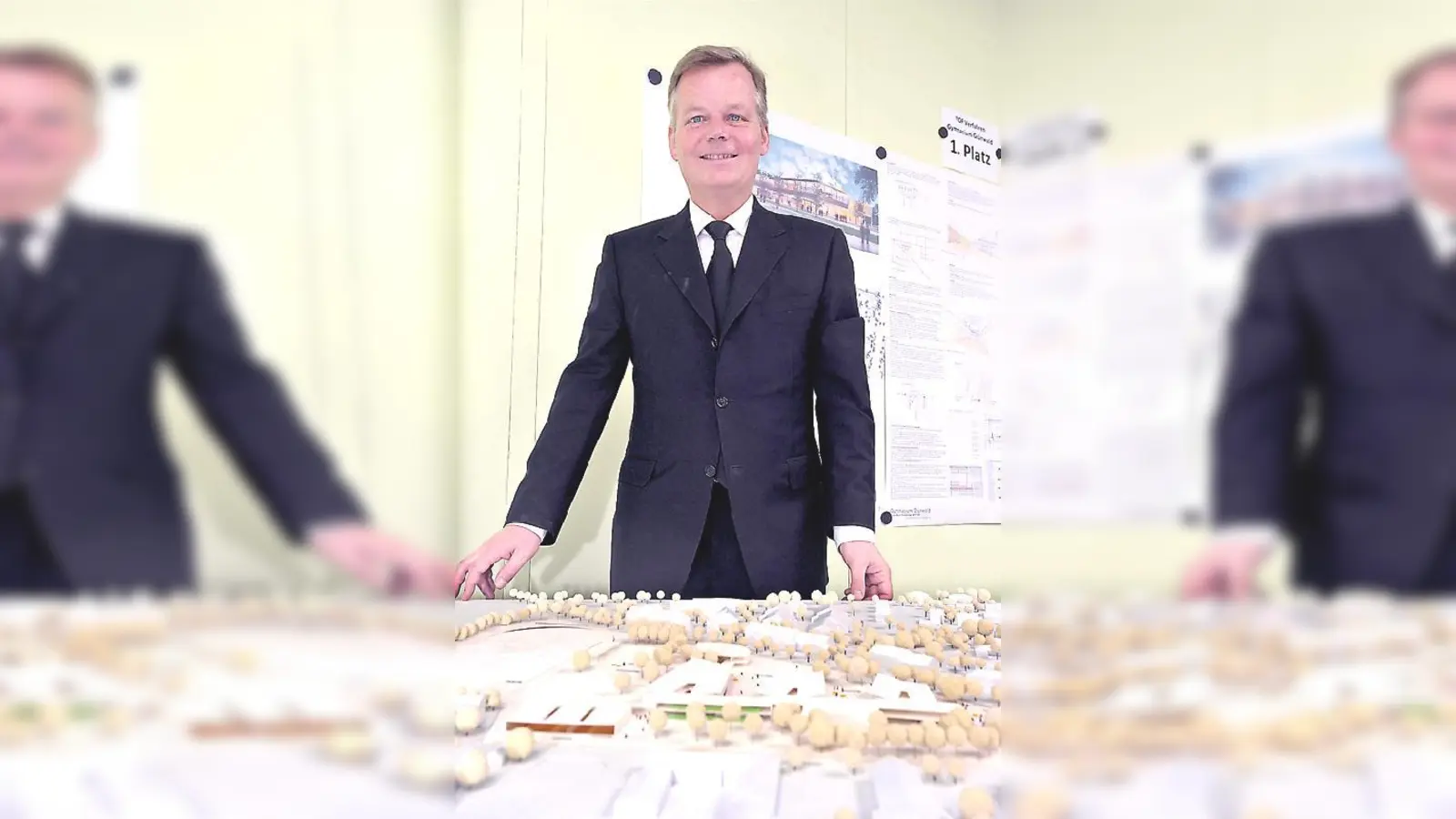 Bürgermeister Jan Neusiedl mit dem Modell des geplanten Gymnasiums.	 (Foto: Schunk)