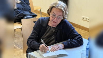 Nach der Lesung signierte Eva Umlauf die Bücher der Gymnasiasten. (Foto: pst)