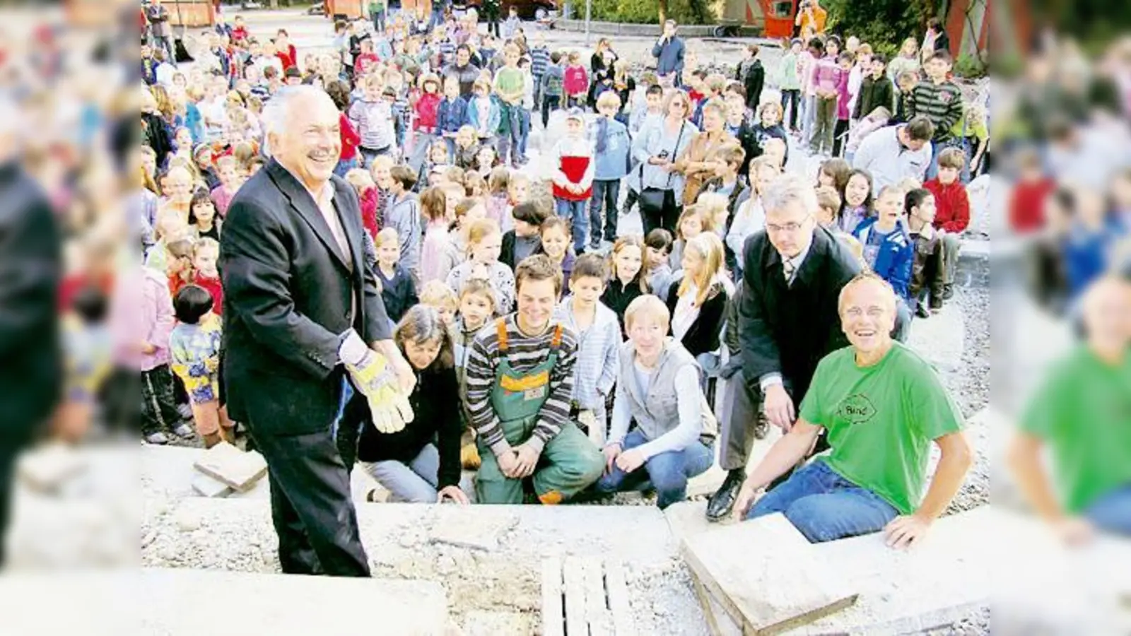 Bürgermeister Rolf Zeitler (links) packte selbst mit an, als es um den neuen Schulhof für die Michael-Ende-Schule ging.	 (Foto: Stadt Ush)