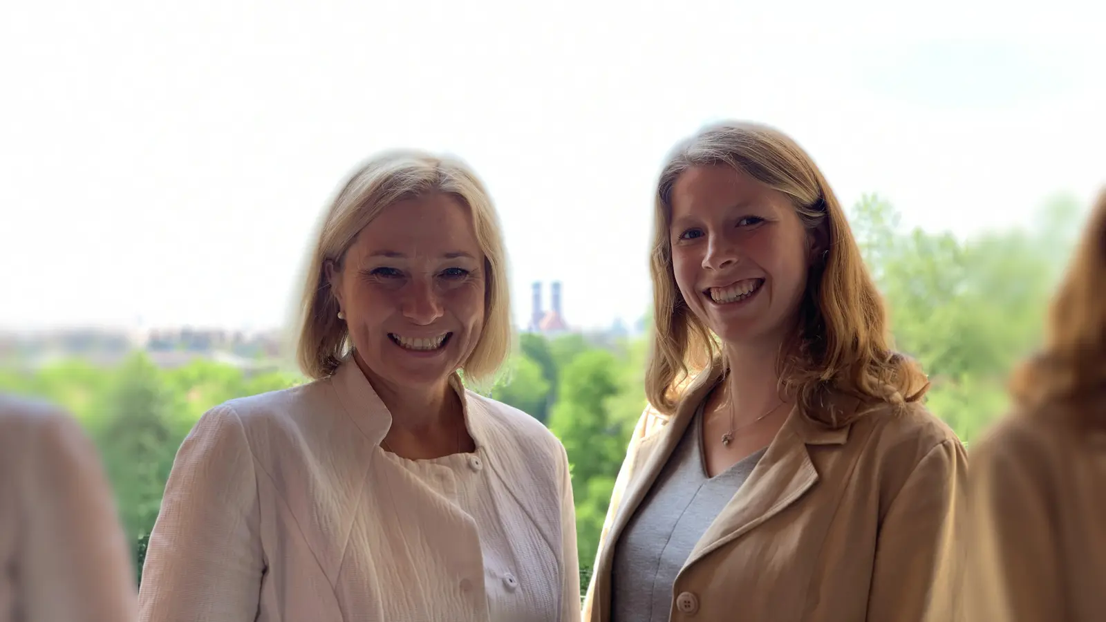 Bei der Landtagsabgeordneten Doris Rauscher (links) erlebte Christina Görisch aus Ebersberg Politik hautnah. (Foto: MdL)