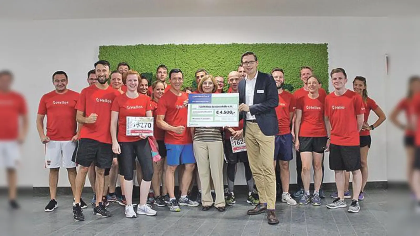 Freudige Übergabe: Stellvertretend für alle Teilnehmer überreichte Klinikgeschäftsführer Florian Aschbrenner einen Scheck in Höhe von 4.500 Euro an Monika Wendrich von der Seniorenhilfe »LichtBlick«. 	 (Foto: Helios Klinikum München West)