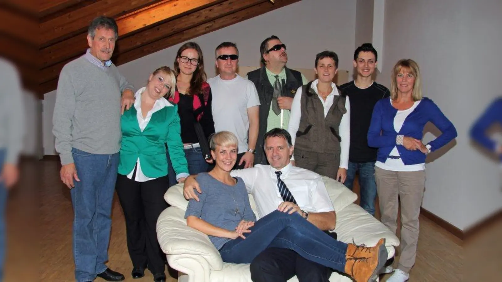 Volker Rödel (Regie) , Nina Kubitschek , Virginia Hendel , Ronald Becker , Jürgen Koller , Monika v. Mullert , Christian v. Mullert (Bühnenton) , Brigitte Mank (Souffleuse) , sitzend : Gloria v. Hessenthal , Oliver Keim (Foto: red)