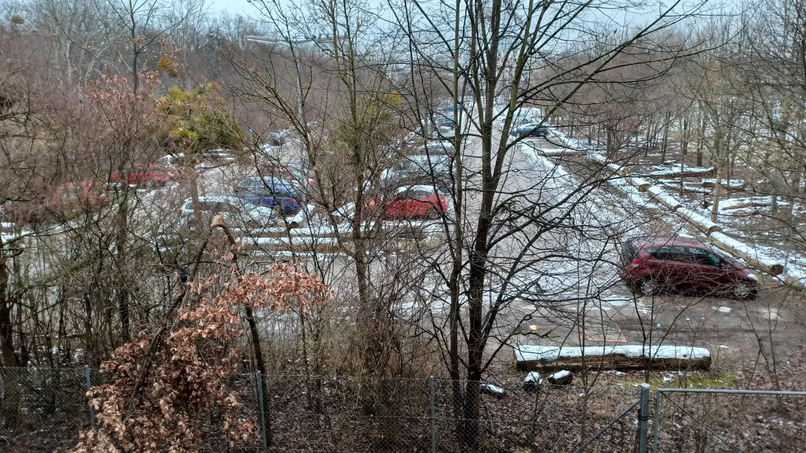 Tagsüber liegt der Parkplatz am Hirschgarten im Winterschlaf. Nachts aber beklagen die Anwohner laute Musik und aufheulende Motoren. (Foto: Schoeppe)