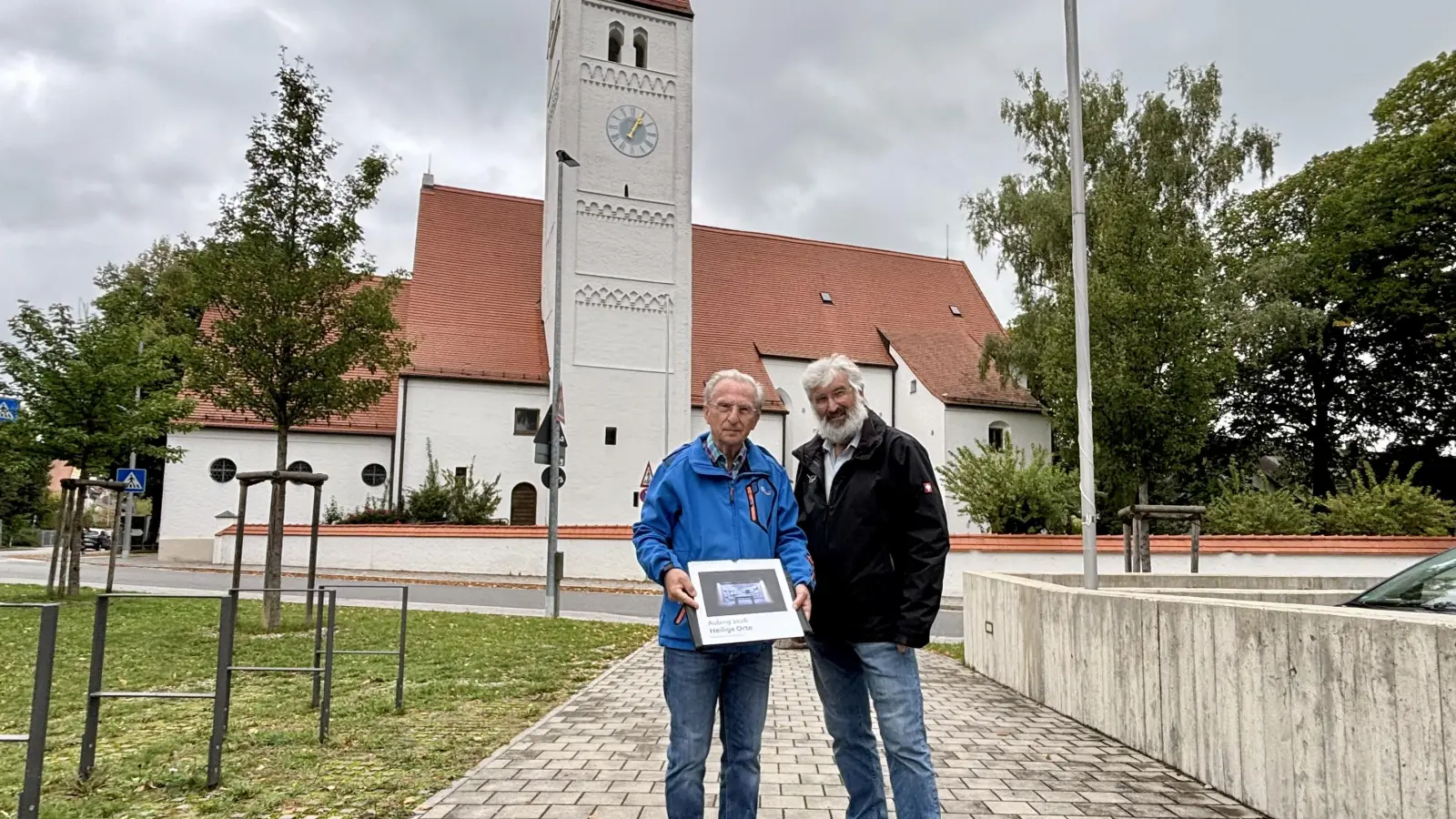 Seit 2006 besteht der Förderverein 1000 Jahre Urkunde Aubing e. V.: Klaus Bichlmayer (Vorsitz) und sein Stellvertreter Johannes Ney (r.) gehören zum Vorstand. (Foto: Ulrike Seiffert)